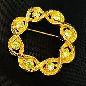 Vintage Brooch Green Peridot Crystal Rhinestone Textured Gold Tone Wreath 4206
